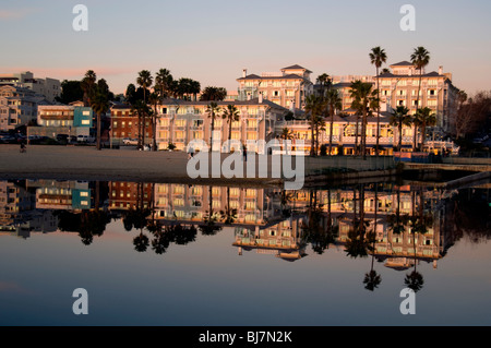 Les hôtels en bord de mer se reflètent dans la piscine de marée à la plage de Santa Monica, CA, États-Unis Banque D'Images