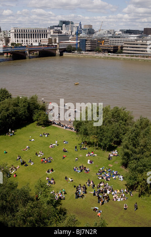 Sommaire des parc, l'herbe verte, et la Tamise, Londres, UK, Angleterre, l'Europe, par la rivière Thames embankment Banque D'Images