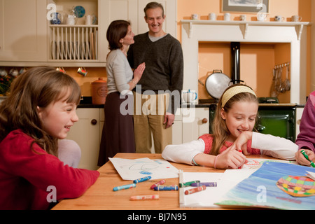 Famille à la maison dans la cuisine Banque D'Images