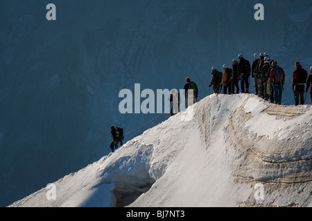 Les randonneurs au sommet du Mont Blanc, Mont blanc, Aiguille di Midi, Alpes, Haute Savoie, France, Europe, Alpi Banque D'Images