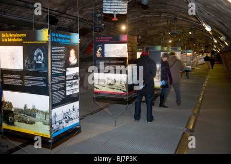 Les touristes voir afficher dans l'exposition du musée Eugène Belgrand Galerie dans le Musée des Égouts de Paris / Des Egouts de Paris. La France. Banque D'Images