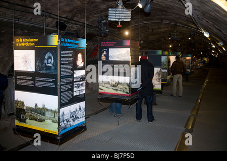 Les touristes voir afficher dans l'exposition du musée Eugène Belgrand Galerie dans le Musée des Égouts de Paris / Des Egouts de Paris. La France. Banque D'Images