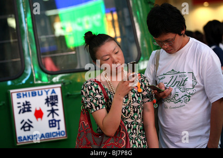 L'utilisation du téléphone mobile japonais par les banlieusards et public à Tokyo, au Japon, en 2007. Banque D'Images