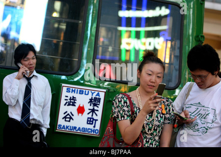 L'utilisation du téléphone mobile japonais par les banlieusards et public à Tokyo, au Japon, en 2007. Banque D'Images