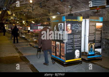 Les touristes voir l'affichage dans le cas du musée Eugène Belgrand Galerie dans le Musée des Égouts de Paris / Des Egouts de Paris. La France. Banque D'Images