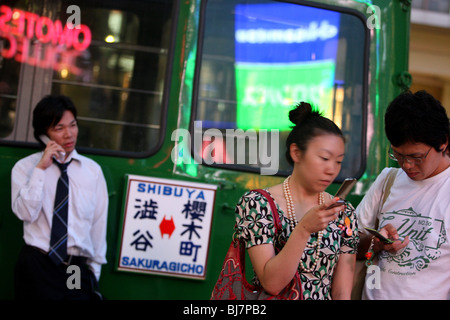 L'utilisation du téléphone mobile japonais par les banlieusards et public à Tokyo, au Japon, en 2007. Banque D'Images
