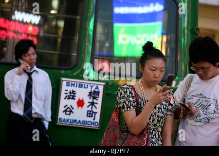 L'utilisation du téléphone mobile japonais par les banlieusards et public à Tokyo, au Japon, en 2007. Banque D'Images