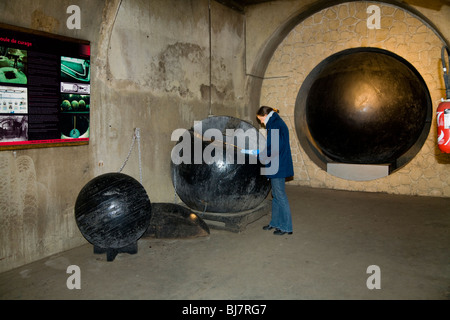 Les touristes voir musée des boules de nettoyage utilisés pour nettoyer les tunnels des égouts de Paris en poussant l'eau en face de la balle. Banque D'Images