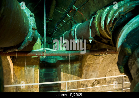 Tunnel d'égout à l'intérieur du tuyau d'évacuation des égouts de Paris - Visite des Egouts de Paris / Visite du Musée des Égouts de Paris, France. Banque D'Images