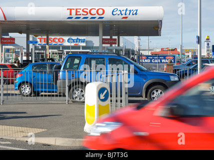 Supermarché Tesco Extra et station essence, Barrow-in-Furness, Cumbria, Angleterre, Royaume-Uni Banque D'Images