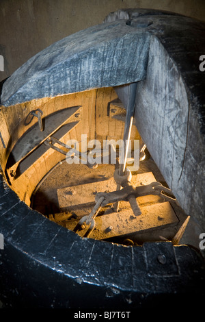 Nettoyage de l'intérieur du ballon utilisé pour nettoyer Les Egouts de Paris tunnels d'égouts en poussant l'eau en face des boules. Musée, France Banque D'Images