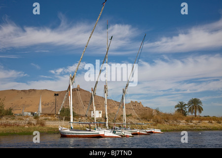 Quatre felouques amarrés le long de la rive du fleuve Nil. Banque D'Images