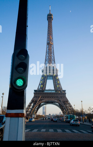 Feu de circulation français vert / signal de Paris avec la tour Eiffel derrière. La France. Banque D'Images