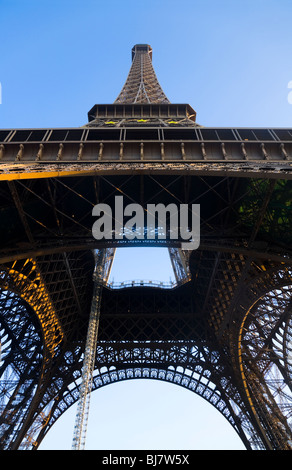 La Tour Eiffel vue d'en bas / dessous, au crépuscule. Paris. La France. Banque D'Images