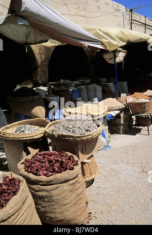 Sacs d'aliments secs et d'épices au souk de Gabès Tunisie Banque D'Images