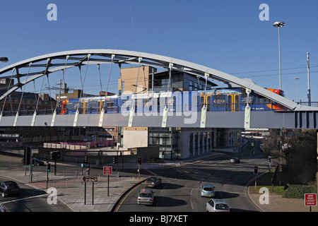 Le Bow String Arch Bridge traverse le rond-point Park Square, centre-ville de Sheffield Angleterre, le supertram traverse le réseau ferroviaire de transport public Banque D'Images