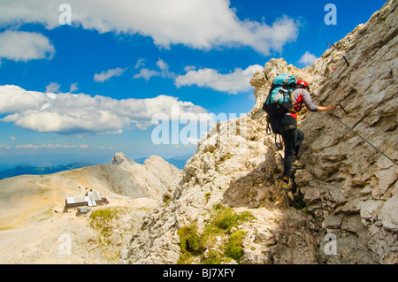 Montée raide au-dessus du refuge de haut Kredarici Triglavski dom na, en route vers 2864m dans le Triglav Alpes Juliennes, en Slovénie. Banque D'Images