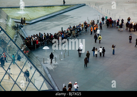 Les gens de la file d'entrée gratuite au Musée du Louvre / Musée / Palais du Louvre, à côté de la pyramide de verre. Paris, France. Banque D'Images