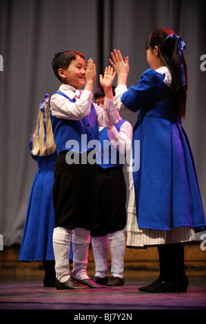 Les enfants de l'école primaire en compétition dans un concours de danse folklorique gallois dans Eisteddfod, Pays de Galles UK Banque D'Images