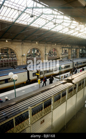 Les trains Eurostar en attente sur les plates-formes de la Gare du Nord lien tunnel sous la gare Internationale à Paris, France. Banque D'Images