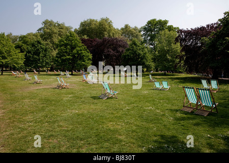 De nombreuses chaises vides dans park Banque D'Images