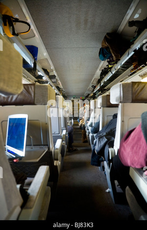 L'allée / couloir, et portable, dans d'un train Eurostar le service à Paris par Channel Tunnel Banque D'Images