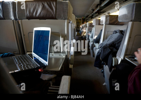 Un portable dans un train sur le service Eurostar pour Londres depuis Paris via le tunnel sous la Manche. Banque D'Images