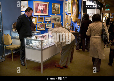 Exposants / stands vendant les bijoux anciens, & Art / peinture : Les Antiques & Fine Arts Fair, Kensington Town Hall. Londres. UK Banque D'Images