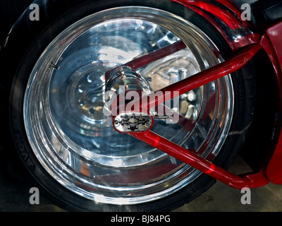 Détails personnalisés sur les roues arrière en Harley Davidson chromées et fourches rouge vif. Banque D'Images