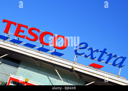 Gros plan avec vue inclinée Tesco Extra logo supermarché marque et enseigne de magasin au-dessus des locaux commerciaux Blue Sky Day à Romford Londres Angleterre Royaume-Uni Banque D'Images