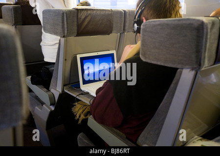 À la recherche de passagers à un portable dans un train sur le service Eurostar pour Londres depuis Paris via le tunnel sous la Manche. Banque D'Images