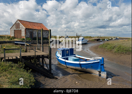 Bateaux de pêche séchés et échoue à thornham Creek North Norfolk angleterre Banque D'Images