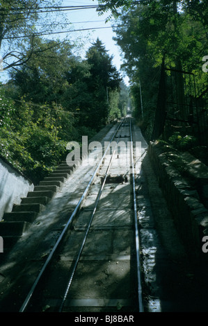 Santiago, Chili. Funiculaire escalade sur le haut de la colline Cerro San Cristobal Banque D'Images