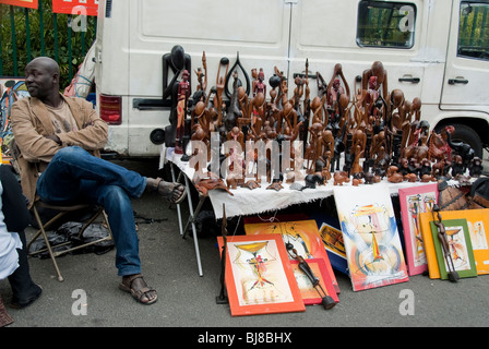 Paris, France, shopping, marché aux puces de Clignancourt, marché aux antiquités, Immigrant africain vendant des statues hors magasin, exposition, homme d'affaires africain, travailleur immigré france Banque D'Images