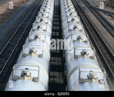 Wagons-citernes blanc propre assis sur des voies de chemin de fer. Banque D'Images