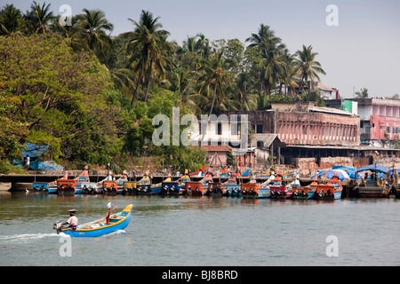 L'Inde, le Kerala, Mahe (Pondichéry) Territoire de l'Union, l'homme en pirogue à moteur hors-bord près de Harbour Banque D'Images