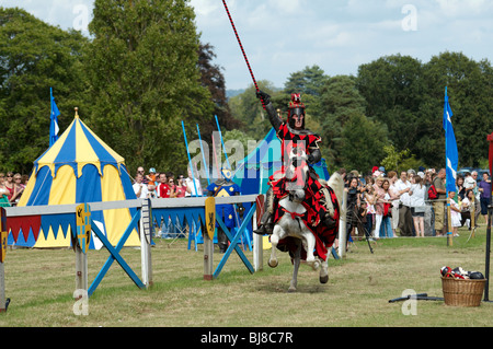 Un homme dans un costume chevalier médiéval sur un cheval Banque D'Images