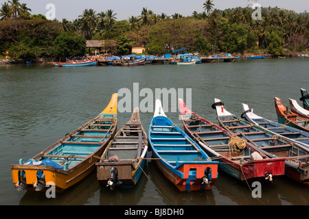 L'Inde, le Kerala, Mahe (Pondichéry) Territoire de l'Union, Port, bateaux colaborar con chicos guapos colorés Banque D'Images