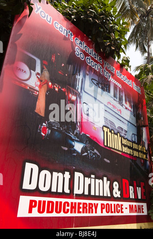 L'Inde, le Kerala, Mahe (Pondichéry) Territoire de l'Union, l'alcool au volant à l'aide de photo de l'affiche de prévention accident de la route Banque D'Images