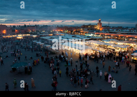 Marché de nuit à la place Djemaa El Fna Banque D'Images