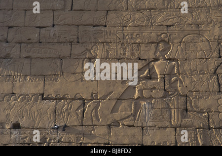 Ramsès II est resté assis pour un conseil avec ses officiers, au cours de la campagne militaire contre les Hittites. Luxor. L'Égypte. Banque D'Images