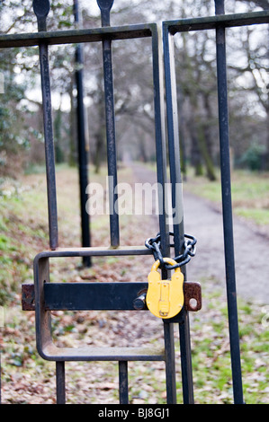 La porte cadenassée à l'entrée à Sydenham Hill Wood, le sud de Londres, Angleterre Banque D'Images