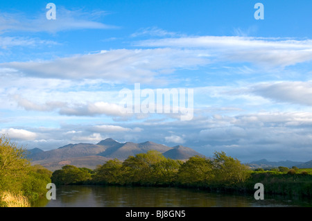 Carrauntoohil dans les MacGillicuddy's Reeks des gammes, de la rivière Laune à Killorglen, comté de Kerry, Irlande Banque D'Images