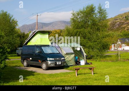 Un petit campervan avec auvent latéral sur un terrain de camping à Adrigole, Péninsule de Beara, comté de Cork, Irlande. Hungry Hill derrière. Banque D'Images