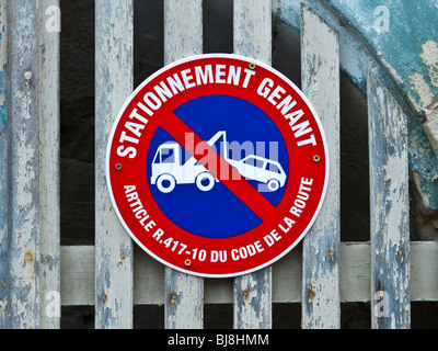Aucun stationnement français / Véhicule remorqué panneau d'avertissement. Banque D'Images
