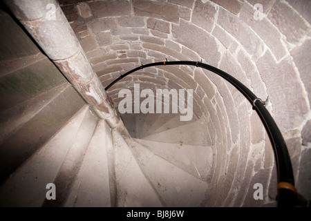 Escalier en pierre en spirale dans une tour du château Banque D'Images