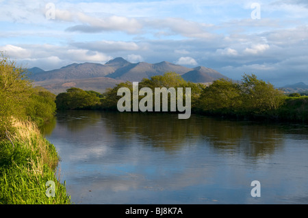 Carrauntoohil dans les MacGillicuddy's Reeks des gammes, de la rivière Laune à Killorglen, comté de Kerry, Irlande Banque D'Images