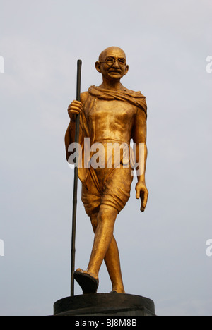 Mahatma Gandhi (Mahatma Gandhi)(Mohandas Karamchand Gandhi) Monument Mémorial Statue situé dans le Kerala, Inde à Kollam Beach Banque D'Images