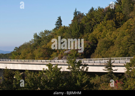 Grandfather Mountain bridge Linn Cove Viaduc Caroline du Nord NC Appalachian Mountains on Blue Ridge Parkway aux États-Unis États-Unis d'Amérique haute résolution Banque D'Images