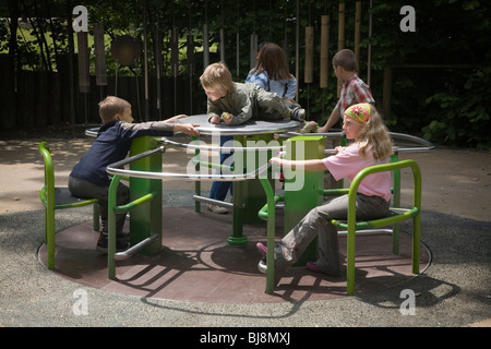 Enfants jouant dans un manège. Munich, Allemagne Banque D'Images